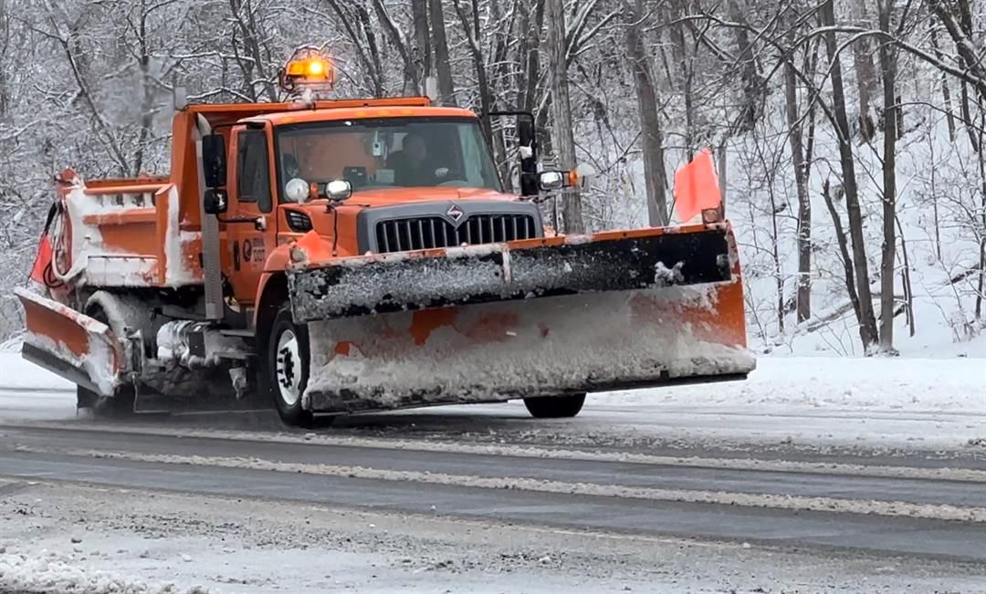 SE snow plows fight losing battle overnight against heavy snow, high